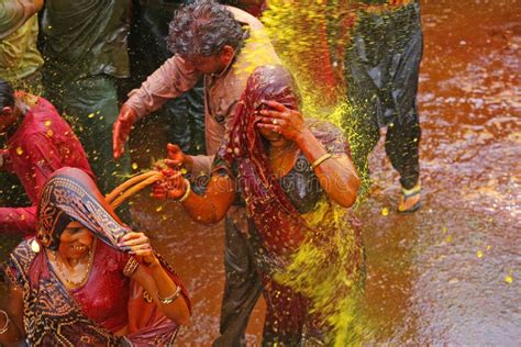 Sexy bhabhi offers chut on holi celebration